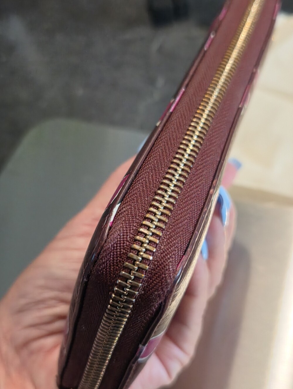 Gucci Zip-Around Wallet in Burgundy with Pink Heart Motif - Picture 9 of 16